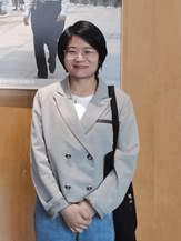 穿白色衣服的人在微笑中度可信度描述已自动生成